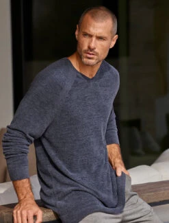 CozyChic Ultra Lite® Men's V-Neck Pullover 11 CozyChic Ultra Lite® Men's V-Neck Pullover -MOON HOME Shop BDF SS23 MEN K BDMCU21743 1378 V1 web