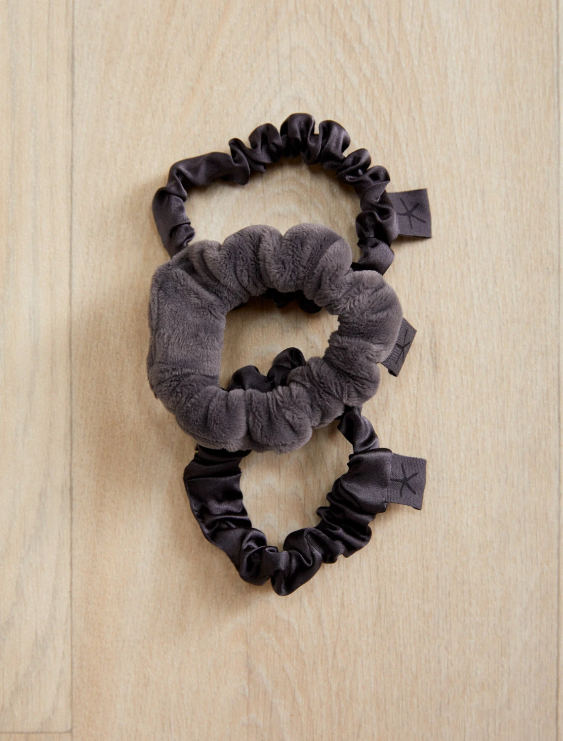 LuxeChic® And Silk Scrunchie Set 6 LuxeChic® And Silk Scrunchie Set - Image 4