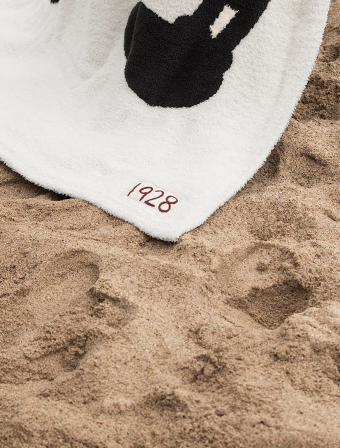 CozyChic® Classic Disney Mickey & Minnie Mouse Throw 4 CozyChic® Classic Disney Mickey & Minnie Mouse Throw - Image 3